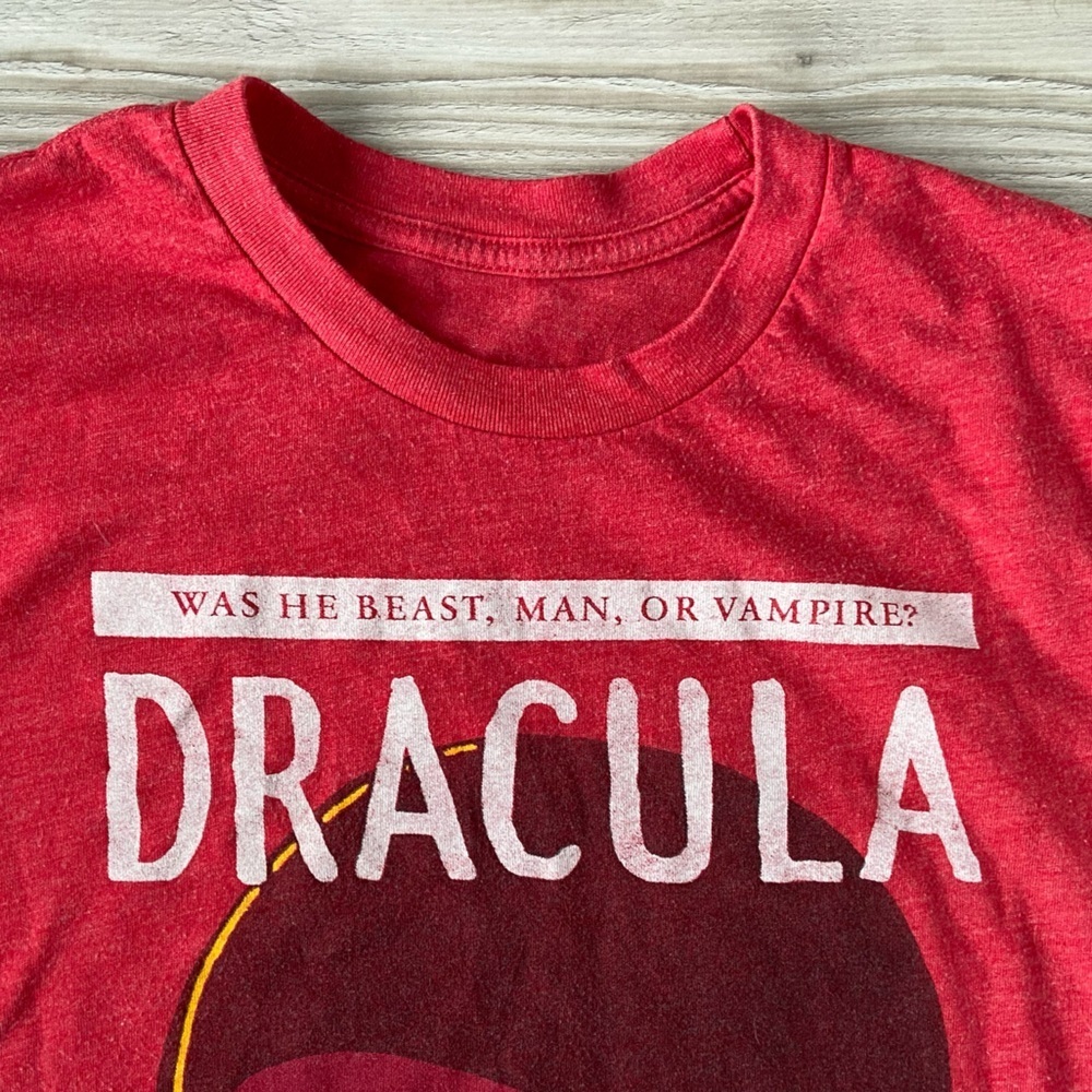 2 for 10 ☀️💕Dracula graphic t shirt red size small- medium - Picture 3 of 4